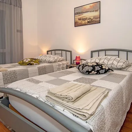 With Parking Space - 23336 Apartamento Pula